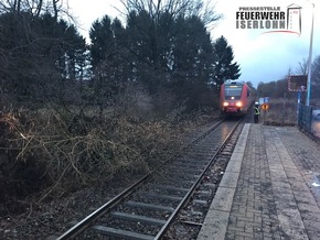 FW-MK: Auffahrunfall auf der Autobahn 46 und Sturmeinsätze