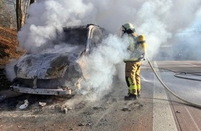 Kreisfeuerwehr Oldenburg: FW-OLL: Feuerwehr Gro&szlig; Ippener l&ouml;scht brennenden PKW auf der Autobahn A1