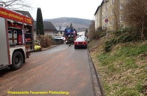 Feuerwehr Plettenberg: FW-PL: OT-Ohle. Jugendfeuerwehrmitglied hört Rauchmelder, warnt Bewohnerin und alarmiert die Feuerwehr