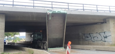 Polizeiinspektion Northeim: POL-NOM: Lkw bleibt an Autobahnbrücke hängen