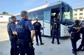 Hauptzollamt Regensburg: HZA-R: Erfolgreiche Zusammenarbeit zwischen deutschem und tschechischem Zoll: Drogenspürhund "Dobby" wird bei gemeinsamen Buskontrolle in Karlsbad fündig