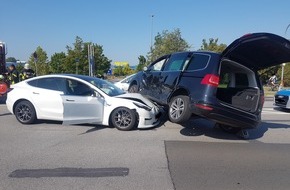 Polizeipräsidium Rheinpfalz: POL-PPRP: Verkehrsunfall mit zwei Verletzten