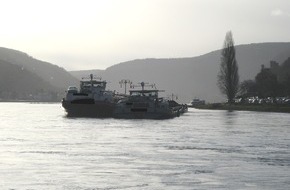 Polizeipräsidium Einsatz, Logistik und Technik: PP-ELT: Schubverband fuhr sich auf dem Rhein fest