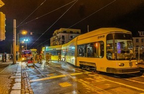 Feuerwehr Dresden: FW Dresden: Hilfeleistung nach Verkehrsunfall mit zwei Straßenbahnen