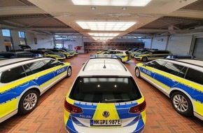 Polizeiinspektion Rotenburg: POL-ROW: ++ Lautlos auf Streifenfahrt: Polizeipräsident Thomas Ring nimmt 24 Elektro-Funkstreifenwagen für die Regionen ROW, CE, WL, HK, LG-DAN-UE und STD in Empfang ++
