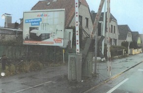 Polizeiinspektion Cuxhaven: POL-CUX: Verkehrsunfallflucht am Bahnübergang in der Papenstraße in Cuxhaven