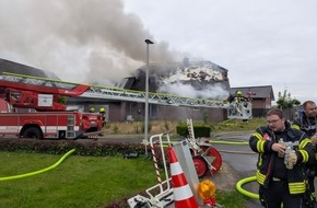 Freiwillige Feuerwehr Selfkant: FW Selfkant: Vollbrand eines Wohnhauses: Umfangreicher Feuerwehreinsatz in H&ouml;ngen