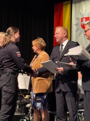 POL-AK NI: Vom Hörsaal in den Einsatz: 125 neue Polizeikommissarinnen und -kommissare starten ihren Dienst für Niedersachsen
