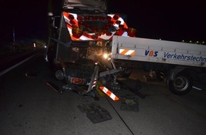 Polizeiinspektion Hildesheim: POL-HI: Sattelzug fährt auf Sicherungsanhänger auf / Sekundenschlaf als Unfallursache