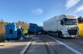 Polizeiinspektion Heidekreis: POL-HK: Schneverdingen: Kleidungsstücke aus Pkw gestohlen; Essel: Stallgebäude brennt nieder; Soltau / A 7: Unfall am Stauende - Zwei Beteiligte schwer verletzt