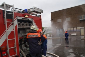 FW-AR: Führungswechsel bei der Jugendfeuerwehr der Stadt Arnsberg: Christian Karla führt jetzt den Feuerwehrnachwuchs - Abschlussübung bei A+E Keller absolviert