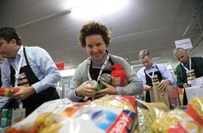 Schweizerisches Rotes Kreuz / Croix-Rouge Suisse: «2 x Weihnachten»: über 60'000 Pakete für armutsbetroffene Menschen