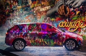 Skoda Auto Deutschland GmbH: SKODA SCALA im Camouflage-Look an der Lennon Wall in Prag (FOTO)