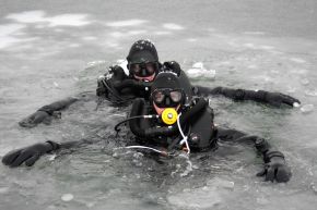 Marine - Bilder der Woche: Eisige Premiere, Erster Tauchgang im Freiwasser der angehenden Minentaucher