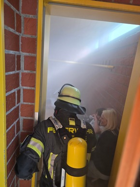 FW-WRN: Besuch der Feuerwehr an der Wiehagengrundschule: Brandschutz zum Anfassen