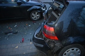 Polizeiinspektion Nienburg / Schaumburg: POL-STH: Auf geparkten Pkw aufgefahren: 2 Pkw stark beschädigt und eine leicht verletzte Person ins Krankenhaus