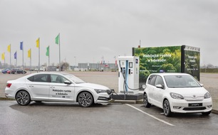 Skoda Auto Deutschland GmbH: SKODA AUTO, PRE und Chakratec bringen einzigartige Ladetechnologie nach Prag (FOTO)