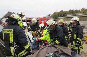 Feuerwehr der Stadt Arnsberg: FW-AR: Schwerer Verkehrsunfall mit unklarer Lage - Basislöschzug 6 bei Jahresübung durch komplexes Szenario gefordert