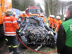 POL-WL: Pkw prallt frontal auf Lkw