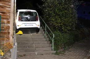 Kreispolizeibehörde Unna: POL-UN: Fröndenberg - Pkw festgefahren auf Treppenstufen zurückgelassen