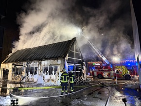FW-AUR: Geb&auml;ude nach Durchz&uuml;ndung vollst&auml;ndig in Flammen