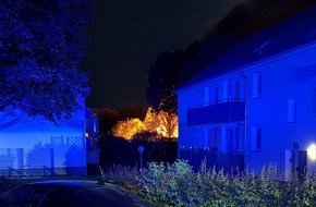 Feuerwehr Witten: FW Witten: Zwei Gartenlauben im Vollbrand