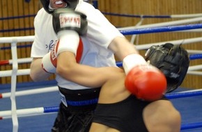 ProSieben: Raab vs. Halmich: Killerplauze im Sparring mit Killer Queen / Schon 14.500 Tickets verkauft