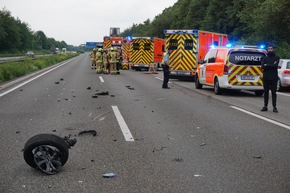FW Ratingen: Geisterfahrer auf der A3 verursacht Unfall - zwei Personen schwer verletzt - Rettungsgasse durch Fahrzeuge und Campingstühle versperrt - bebildert