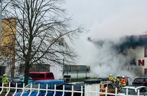 Feuerwehr Dresden: FW Dresden: PKW-Brand greift auf Fassade über