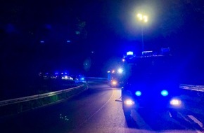 Freiwillige Feuerwehr Hünxe: FW Hünxe: Pkw überschlagen und Brand eines Anhängers - Hubschrauber im Einsatz