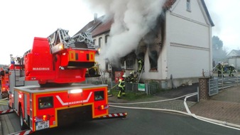 Polizeiinspektion Hameln-Pyrmont/Holzminden: POL-HM: Zweifamilienhaus in Vollbrand