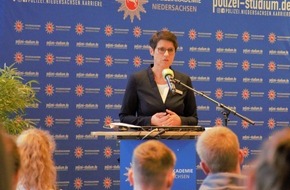 Polizeiakademie Niedersachsen: POL-AK NI: 450 Anwärterinnen und Anwärter für den Polizeivollzugsdienst in Niedersachsen beginnen ihr Studium an der Polizeiakademie Niedersachsen - erstmals beträgt der Frauenanteil über 50 %
