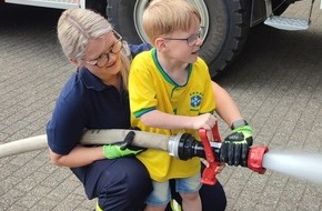 Freiwillige Feuerwehr Bedburg-Hau: FW-KLE: Feuerwehr klärt Kinder über die Gefahren von Feuer auf: Kindergartenkinder besuchen die Freiwillige Feuerwehr Bedburg-Hau