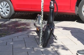 Kreispolizeibehörde Höxter: POL-HX: E-Scooter prallt gegen Auto