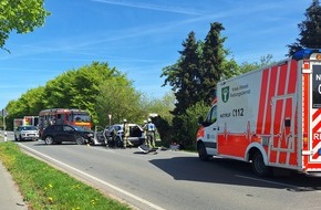 Feuerwehr Bocholt: FW Bocholt: Verkehrsunfall mit drei PKW und eingeklemmter Person