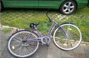 Polizeiinspektion Hameln-Pyrmont/Holzminden: POL-HM: Fahrrad prallt gegen Pkw - Verursacher flüchtet und lässt Fahrrad zurück (Zeugenaufruf)