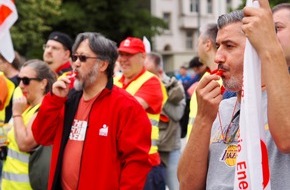 IGBCE Nordrhein: Mehr als 200 Beschäftigte unterstützen Tarifaktion vor den Werktoren bei Bayer in Wuppertal