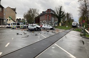 Feuerwehr Oberhausen: FW-OB: Verkehrsunfall am Bahnübergang