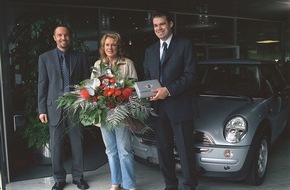 Coca-Cola Schweiz GmbH: Coca-Cola light Silver Bottle-Wettbewerb: Erster MINI Cooper an glückliche Gewinnerin übergeben