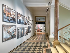 Ausstellung im Textilmuseum St.Gallen: „Mise en Scène. Modefotografie von der Belle Epoque bis heute“ eröffnet