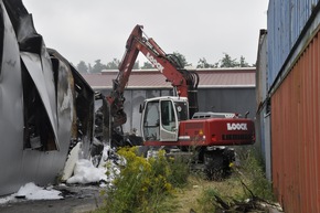 FW-KLE: Abschlussmeldung: Brand eines kunststoffverarbeitenden Betriebs im Gewerbegebiet Bedburg-Hau