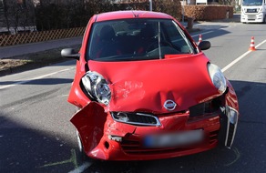 Kreispolizeibehörde Herford: POL-HF: Unfall beim Abbiegen - 21-jährige Opel-Fahrerin leicht verletzt