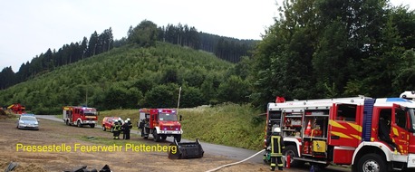 Feuerwehr Plettenberg: FW-PL: Brand auf landwirtschaftlichen Betrieb richtet Schaden in hohem sechsstelligen Bereich im Plettenberger Ortsteil-Pasel an.