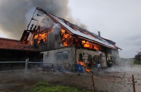 Feuerwehren des Landkreises Ravensburg: LRA-Ravensburg: Landwirtschaftliches Anwesen im Vollbrand 50 Milchkühe, 16 Jungrinder und das Wohnhaus konnten gerettet werden
