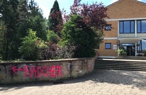 Polizeipräsidium Westpfalz: POL-PPWP: Schmierereien am Heinrich-Heine-Gymnasium