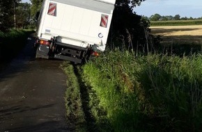 Polizeiinspektion Cuxhaven: POL-CUX: 7,5-Tonner kommt von der Fahrbahn ab - Fahrer bleibt unverletzt