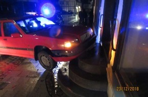 Polizeiinspektion Hameln-Pyrmont/Holzminden: POL-HOL: 18-jähriger Pkw-Fahrer kollidiert unter Drogeneinfluss mit Laterne und Sandsteintreppe