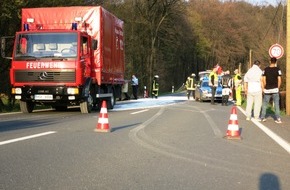 Feuerwehr der Stadt Arnsberg: FW-AR: Voßwinkeler Feuerwehr nach Verkehrsunfall im Umweltschutzeinsatz