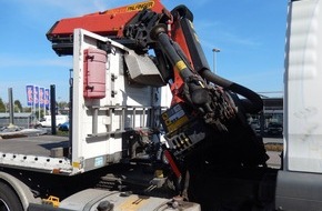 Bundespolizeiinspektion Flensburg: BPOL-FL: Nortorf - LKW touchiert Bahnbrücke mit Kran