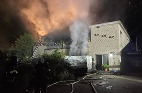Feuerwehr Bergheim: FW Bergheim: Feuerwehr rettet zwei Personen bei Gebäudebrand Werkstatt im Edgeschoss brannte aus - Zwei Personen kamen ins Krankenhaus
